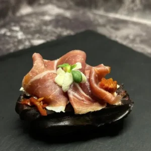 Фіолетовий еклер з Хамоном, сиром Філадельфія та в'яленими томатами