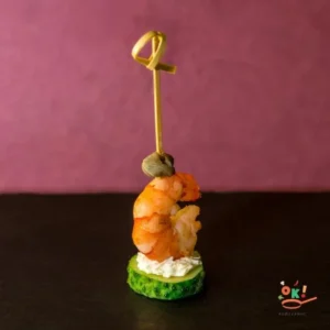 Тигрова креветка на свіжому огірку з каперсом