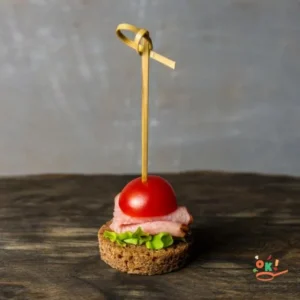 Шинка на житньому хлібі з томатом черрі і зеленню