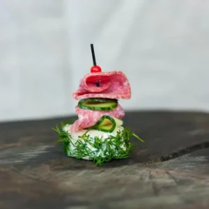 Італійське салямі зі слайсами свіжого огірка на багеті з укропом